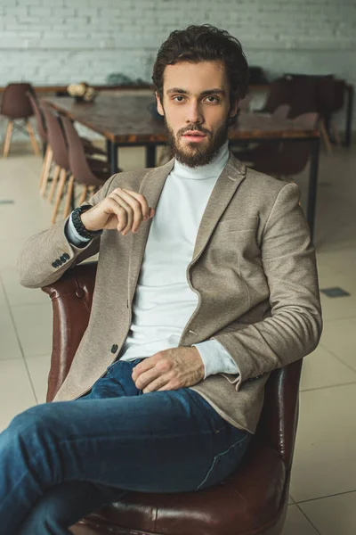 Elegante hombre de negocios en silla en la oficina — Foto de Stock