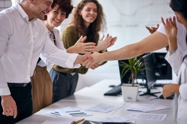 Masanın yanındaki ofiste el sıkışırken mutlu ol.