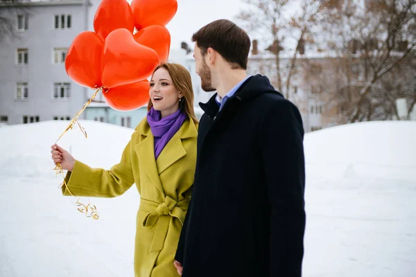 Vackra par promenad på vintern gata, romantisk dag — Stockfoto