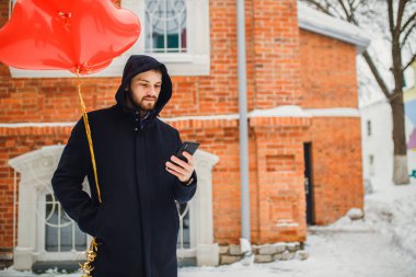 Genç adam sevgilisini bekliyor, romantik bir randevuda.