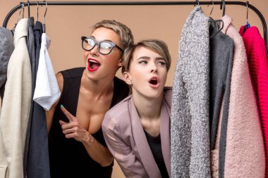 İki çekici kız moda kıyafetlerini buldu.