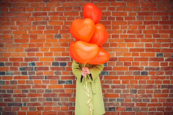 Kırmızı balonlu, tanınmayan bir kadın. — Stok fotoğraf