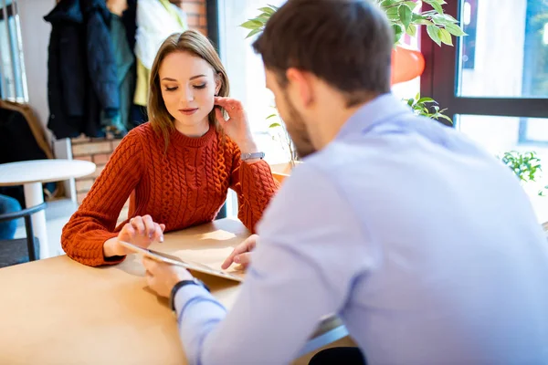 Jeune homme et femme dans le café, en utilisant la tablette — Photo