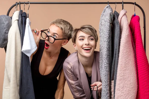 Nakupovat s kamarádem. dvě nádherné ženy si užívají svůj čas — Stock fotografie