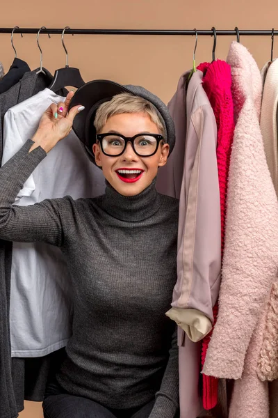 Emotivní hezká dívka nosí čepici, svetr a kalhoty — Stock fotografie