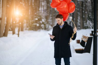 Genç adam sevgilisini bekliyor, romantik bir randevuda.