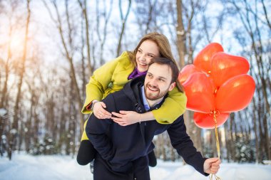 Genç beyaz bir çift gezinti yapıyor.