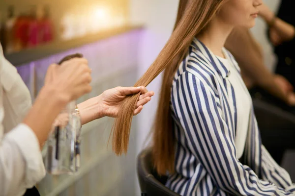 Zbliżenie młodych dziewcząt włosy i ręce fryzjera — Zdjęcie stockowe