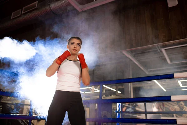 Profesyonel kadın dövüşçü ringde. — Stok fotoğraf