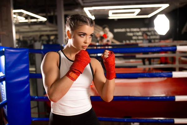 Fuerte boxeador femenino en anillo — Foto de Stock