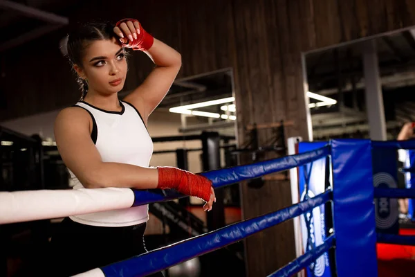 Wyczerpany bokser kobiecy po treningu — Zdjęcie stockowe