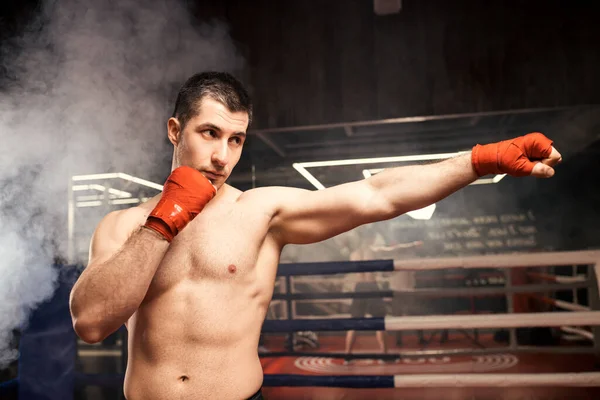 Boxeador profesional en anillo —  Fotos de Stock