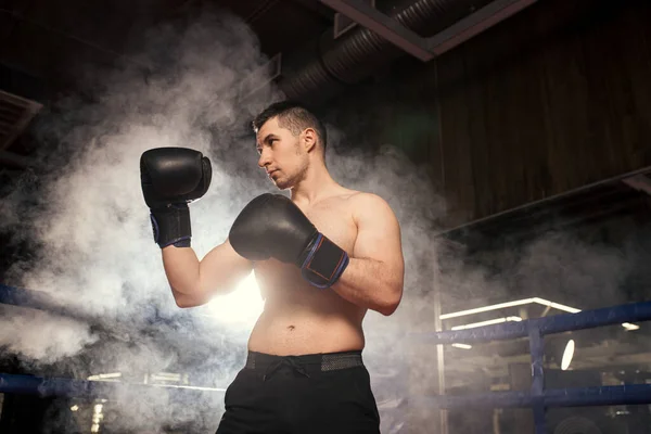 Jovem kickboxer caucasiano exercitando no ringue — Fotografia de Stock