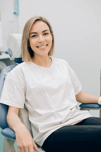Красивая кавказская женщина посетить стоматолога — стоковое фото
