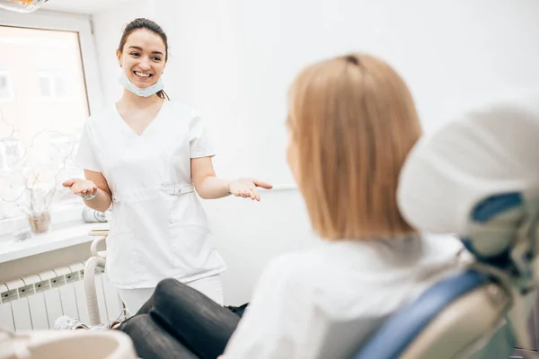 Patient come to dentist for teeth exam — Stockfoto