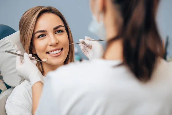 Young woman in dental office, come to treat teeth — Stock Photo, Image