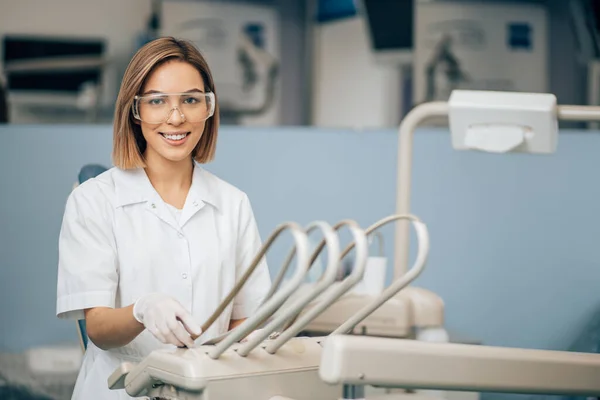 Charming beautiful woman dentist at work place — Stockfoto