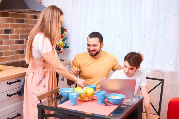 Kaukázusi kedves család otthon — Stock Fotó
