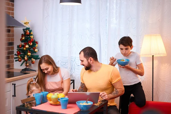 Дружня сім'я разом на кухні вдома — стокове фото