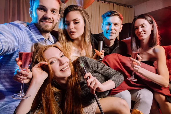 Adultos alegres pasan el día libre en el karaoke — Foto de Stock