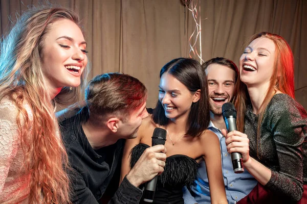 Smiling adults spend day-off in karaoke — Stockfoto