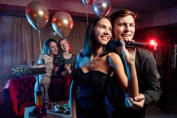 Beautiful couple in karaoke bar — Stockfoto