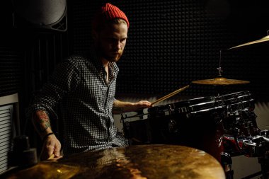 Genç davulcu rock konserinden önce davulda prova yapıyor