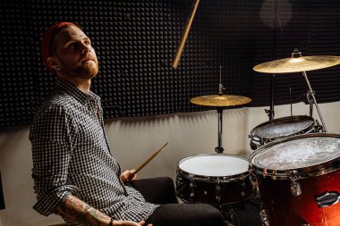 Genç davulcu rock konserinden önce davulda prova yapıyor