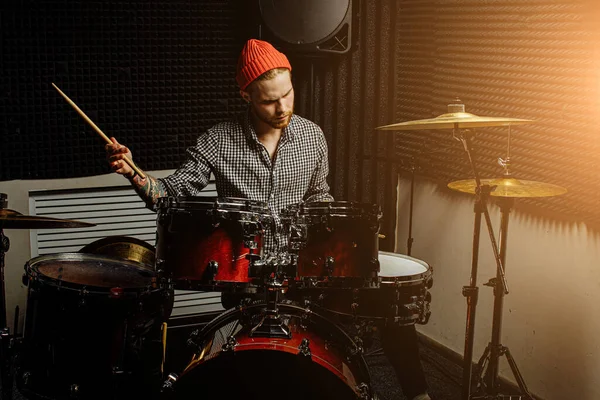 Homem caucasiano moderno tocar na bateria — Fotografia de Stock