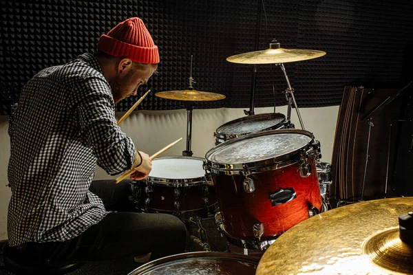 Joven talentoso hombre emocionalmente tocar la batería — Foto de Stock