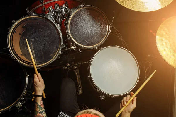 Profesionální bubeník hrát na bicí ve studiu — Stock fotografie