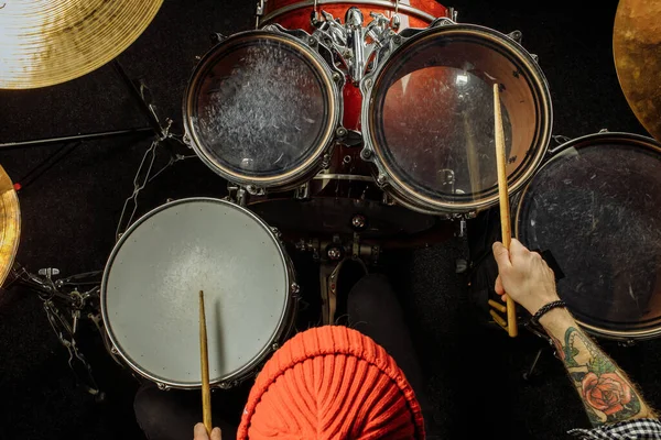 Bonitão talentoso cara jogar na bateria — Fotografia de Stock