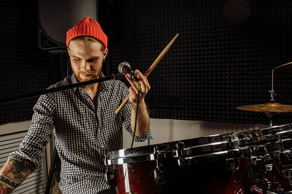 Professionele drummer zet microfoon op de juiste positie — Stockfoto