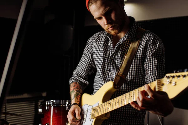 Ταλαντούχος μουσικός παίζει στην ηλεκτρική κιθάρα το αγαπημένο του τραγούδι — Φωτογραφία Αρχείου