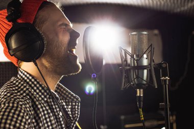 Kayıt stüdyosundaki yakışıklı adam.
