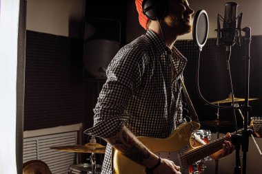 Profesyonel Müzisyen Gitar Çalıp Şarkı Söylüyor