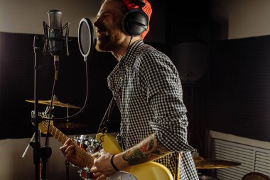 Profesyonel Müzisyen Gitar Çalıp Şarkı Söylüyor