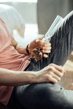 Genç adam esrar tüttürüyor.