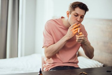 Kafkasyalı adam evde uyuşturucu kullanıyor.