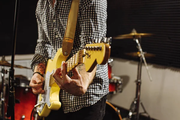 Bijgesneden gitarist met gitaar — Stockfoto