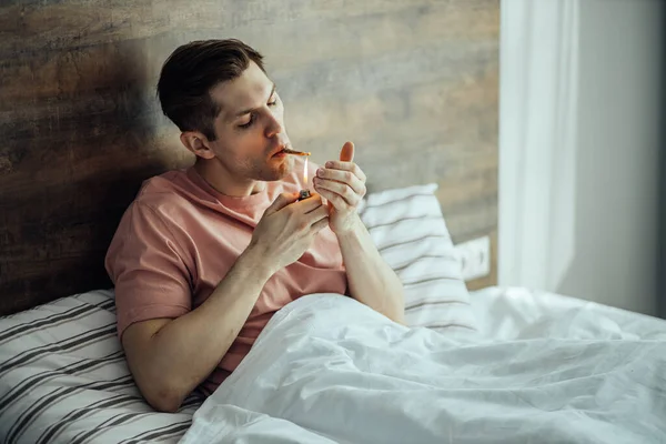 Caucasian guy take drugs at home — Stock Photo, Image