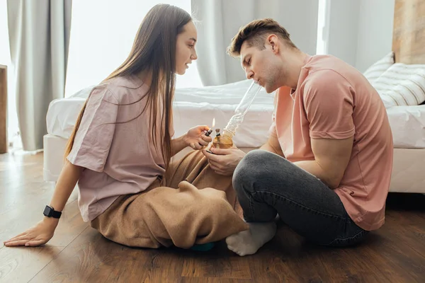 Couple smoke cannabis — Stock Photo, Image