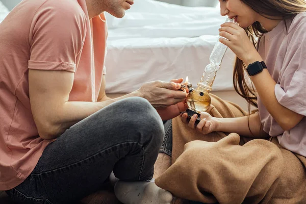 Side view on couple using drugs at home — Stock Photo, Image