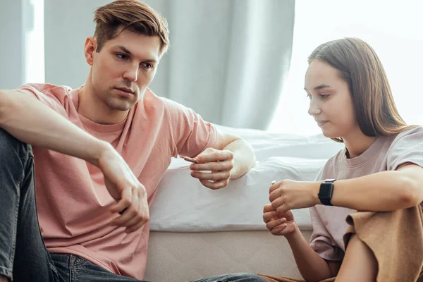 Pareja disfruta fumar marihuana — Foto de Stock