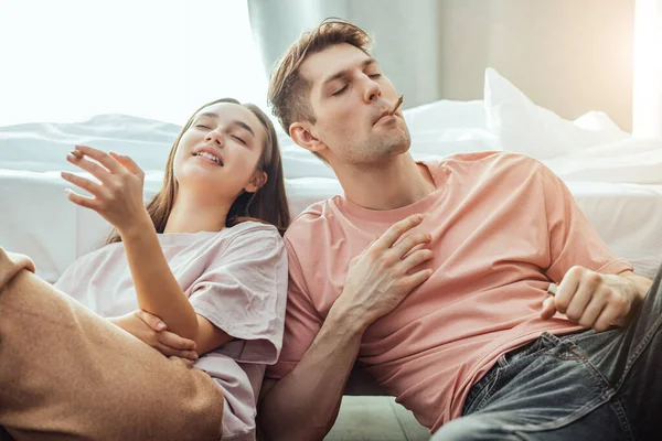 Handsome guy and attractive woman catch a buzz at home — Stock Photo, Image