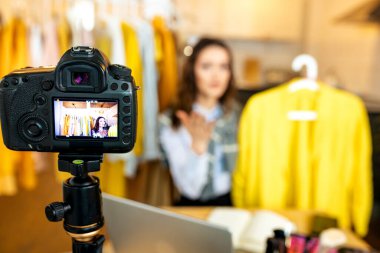 Genç beyaz kadın bir günlüğüne yeni bir görünüm seç.