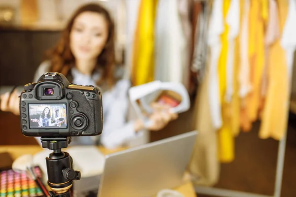 Blogueiro de beleza mostrar novos cosméticos para assinantes — Fotografia de Stock