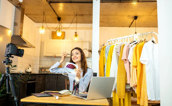 Blogcu kadın kamerada makyaj yapıyor