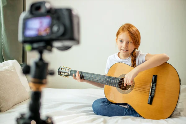 Söt bedårande barn bloggare spela gitarr — Stockfoto