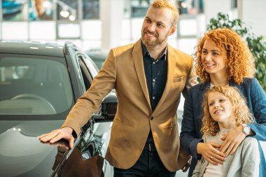 Mutlu Kafkas ailesi artık yeni arabanın sahipleri.